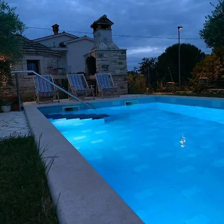 Апартаменты Leone Бртонигла