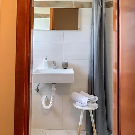 Апартаменты Leone Бртонигла