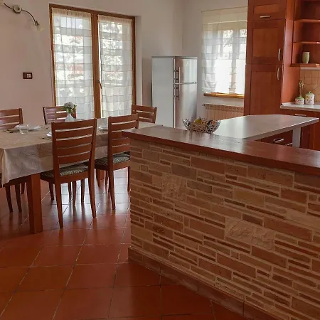 Апартаменты Leone Бртонигла