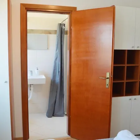 Leone Apartman