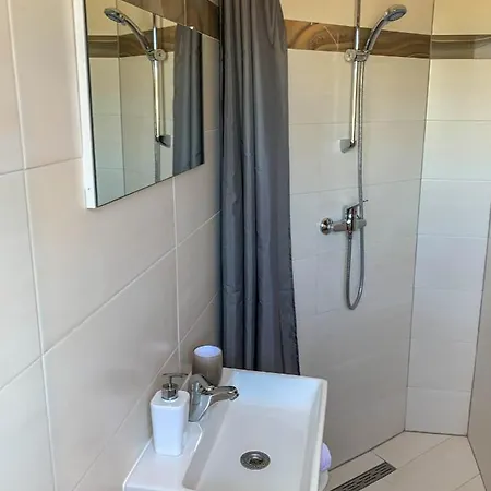 Leone Apartman *