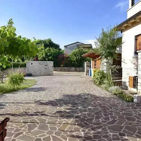 Leone Apartamento Brtonigla
